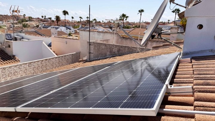 Endreihenhaus mit 3 Schlafzimmern, 2 Bädern, Dachterrasse, Klimaanlage und Gemeinschaftspool
