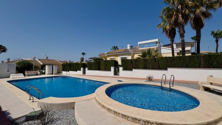 Endreihenhaus mit 3 Schlafzimmern, 2 Bädern, Dachterrasse, Klimaanlage und Gemeinschaftspool