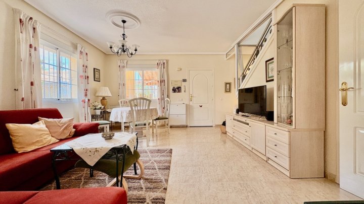 Endreihenhaus mit 3 Schlafzimmern, 2 Bädern, Klimaanlage und Gemeinschaftspool