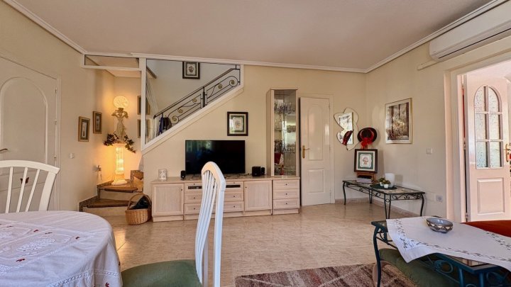 Endreihenhaus mit 3 Schlafzimmern, 2 Bädern, Klimaanlage und Gemeinschaftspool
