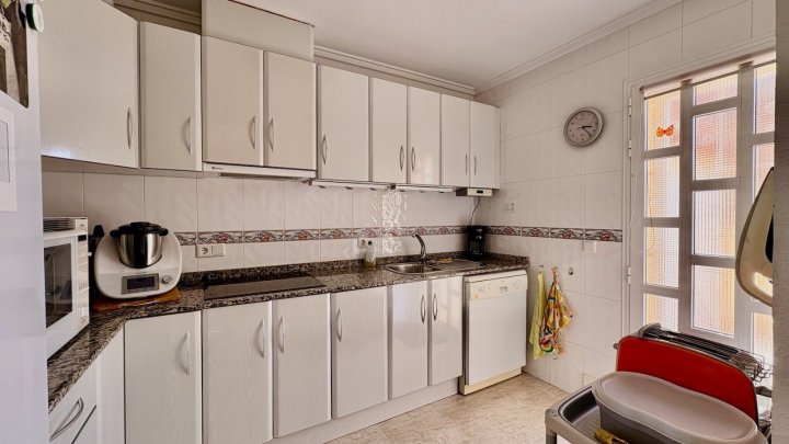 Endreihenhaus mit 3 Schlafzimmern, 2 Bädern, Klimaanlage und Gemeinschaftspool