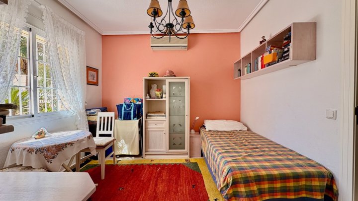 Endreihenhaus mit 3 Schlafzimmern, 2 Bädern, Klimaanlage und Gemeinschaftspool