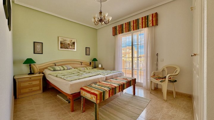 Endreihenhaus mit 3 Schlafzimmern, 2 Bädern, Klimaanlage und Gemeinschaftspool