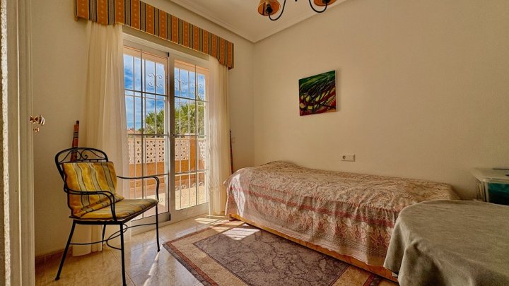 Endreihenhaus mit 3 Schlafzimmern, 2 Bädern, Klimaanlage und Gemeinschaftspool