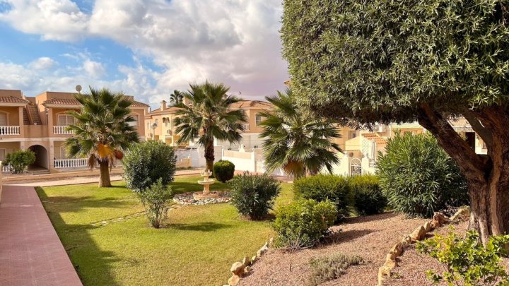 Endreihenhaus mit 3 Schlafzimmern, 2 Bädern, Klimaanlage und Gemeinschaftspool