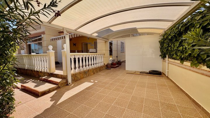 Endreihenhaus mit 3 Schlafzimmern, 2 Bädern, Klimaanlage und Gemeinschaftspool