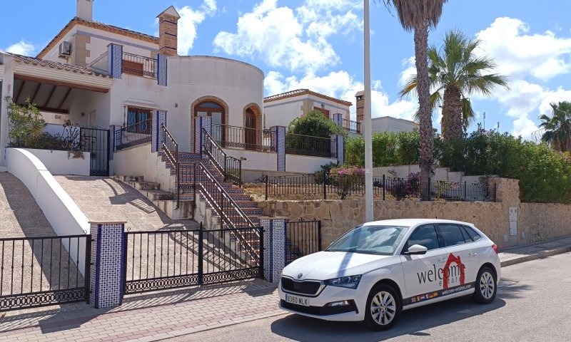 Villa mit 3 Schlafzimmern, 2 Bädern, Dachterrasse und Gemeinschaftspool im La Finca Golf Resort 
