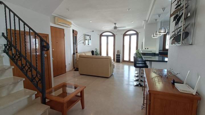 Villa mit 3 Schlafzimmern, 2 Bädern, Dachterrasse und Gemeinschaftspool im La Finca Golf Resort 