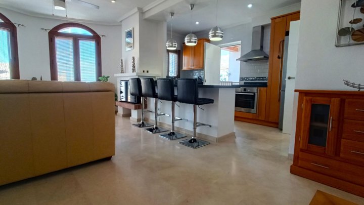 Villa mit 3 Schlafzimmern, 2 Bädern, Dachterrasse und Gemeinschaftspool im La Finca Golf Resort 