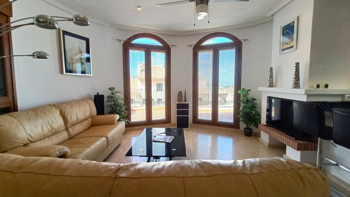 Villa mit 3 Schlafzimmern, 2 Bädern, Dachterrasse und Gemeinschaftspool im La Finca Golf Resort 