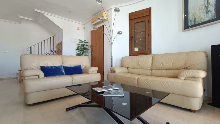 Villa mit 3 Schlafzimmern, 2 Bädern, Dachterrasse und Gemeinschaftspool im La Finca Golf Resort 