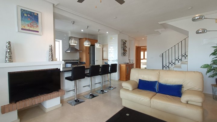 Villa mit 3 Schlafzimmern, 2 Bädern, Dachterrasse und Gemeinschaftspool im La Finca Golf Resort 