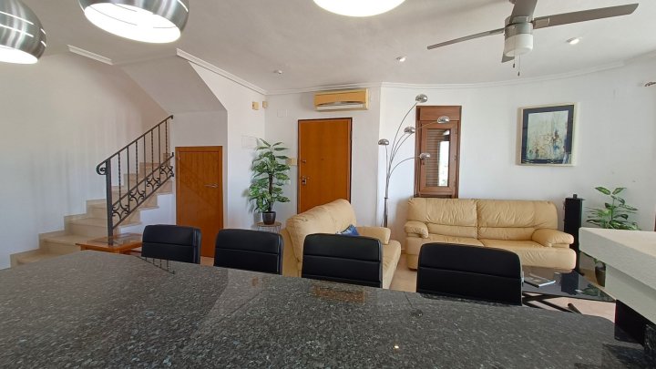 Villa mit 3 Schlafzimmern, 2 Bädern, Dachterrasse und Gemeinschaftspool im La Finca Golf Resort 