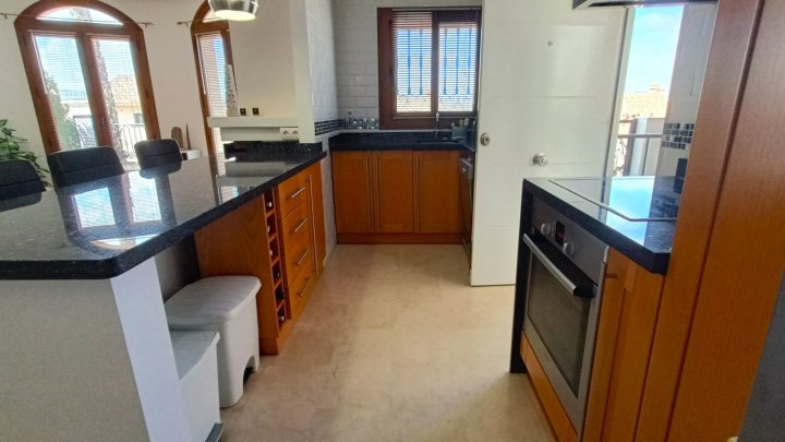 Villa mit 3 Schlafzimmern, 2 Bädern, Dachterrasse und Gemeinschaftspool im La Finca Golf Resort 