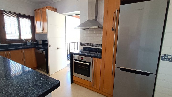 Villa mit 3 Schlafzimmern, 2 Bädern, Dachterrasse und Gemeinschaftspool im La Finca Golf Resort 