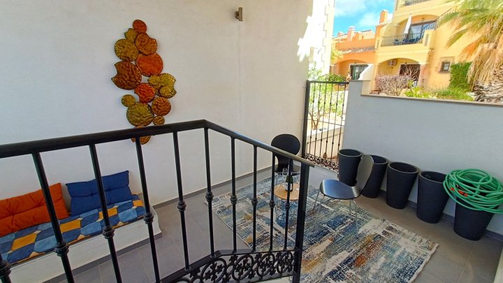 Villa mit 3 Schlafzimmern, 2 Bädern, Dachterrasse und Gemeinschaftspool im La Finca Golf Resort 