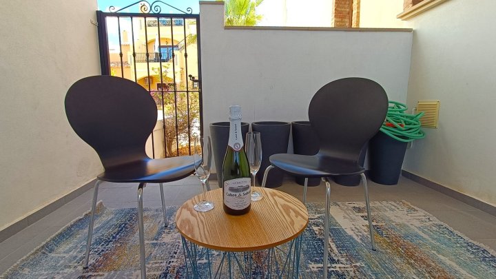 Villa mit 3 Schlafzimmern, 2 Bädern, Dachterrasse und Gemeinschaftspool im La Finca Golf Resort 