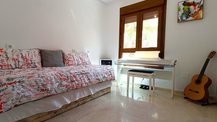 Villa mit 3 Schlafzimmern, 2 Bädern, Dachterrasse und Gemeinschaftspool im La Finca Golf Resort 