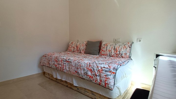 Villa mit 3 Schlafzimmern, 2 Bädern, Dachterrasse und Gemeinschaftspool im La Finca Golf Resort 