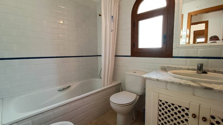 Villa mit 3 Schlafzimmern, 2 Bädern, Dachterrasse und Gemeinschaftspool im La Finca Golf Resort 