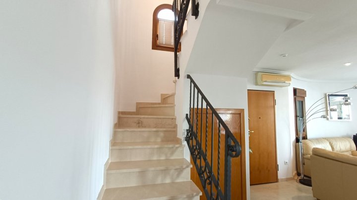 Villa mit 3 Schlafzimmern, 2 Bädern, Dachterrasse und Gemeinschaftspool im La Finca Golf Resort 