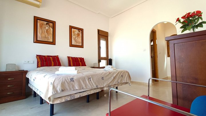 Villa mit 3 Schlafzimmern, 2 Bädern, Dachterrasse und Gemeinschaftspool im La Finca Golf Resort 