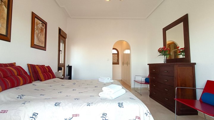 Villa mit 3 Schlafzimmern, 2 Bädern, Dachterrasse und Gemeinschaftspool im La Finca Golf Resort 