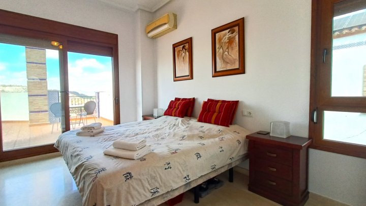 Villa mit 3 Schlafzimmern, 2 Bädern, Dachterrasse und Gemeinschaftspool im La Finca Golf Resort 