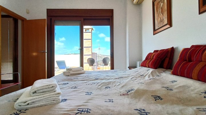 Villa mit 3 Schlafzimmern, 2 Bädern, Dachterrasse und Gemeinschaftspool im La Finca Golf Resort 