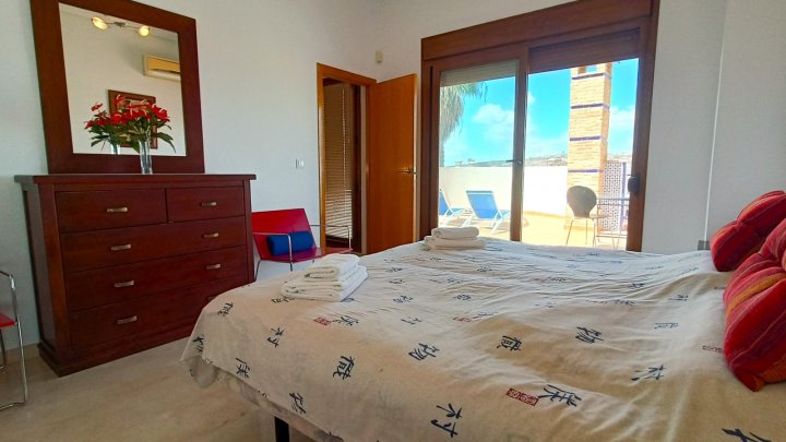 Villa mit 3 Schlafzimmern, 2 Bädern, Dachterrasse und Gemeinschaftspool im La Finca Golf Resort 