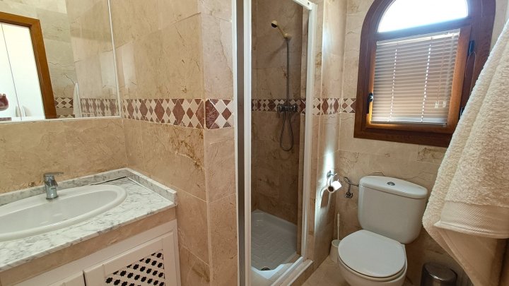 Villa mit 3 Schlafzimmern, 2 Bädern, Dachterrasse und Gemeinschaftspool im La Finca Golf Resort 