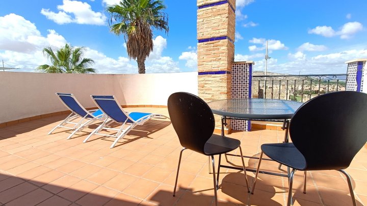 Villa mit 3 Schlafzimmern, 2 Bädern, Dachterrasse und Gemeinschaftspool im La Finca Golf Resort 