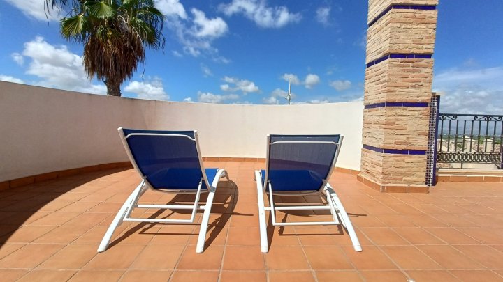 Villa mit 3 Schlafzimmern, 2 Bädern, Dachterrasse und Gemeinschaftspool im La Finca Golf Resort 