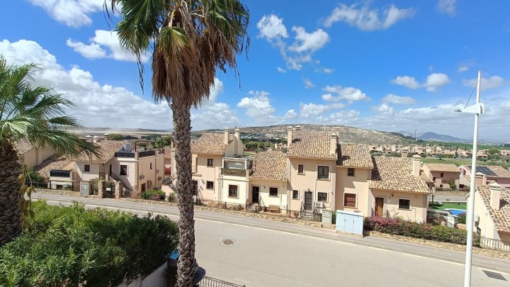 Villa mit 3 Schlafzimmern, 2 Bädern, Dachterrasse und Gemeinschaftspool im La Finca Golf Resort 