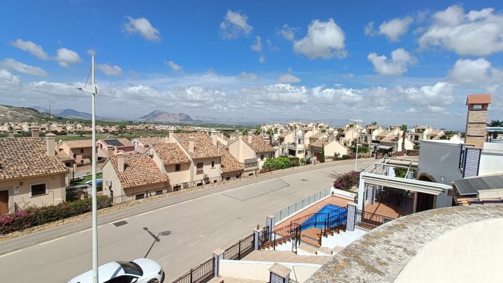 Villa mit 3 Schlafzimmern, 2 Bädern, Dachterrasse und Gemeinschaftspool im La Finca Golf Resort 