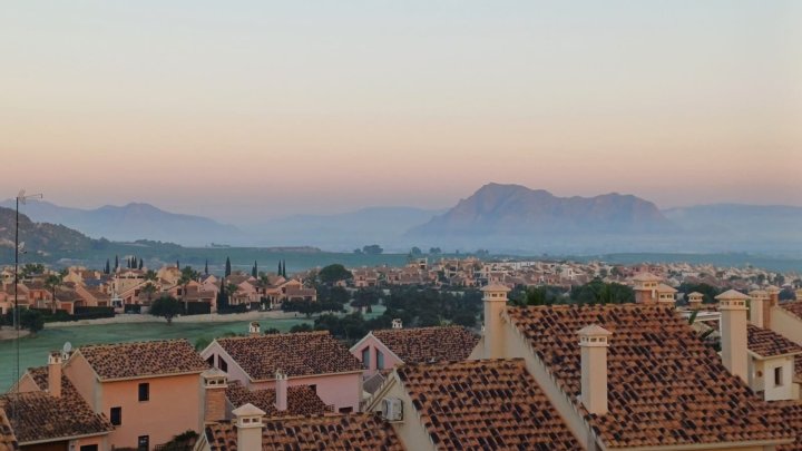 Villa mit 3 Schlafzimmern, 2 Bädern, Dachterrasse und Gemeinschaftspool im La Finca Golf Resort 