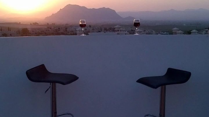 Villa mit 3 Schlafzimmern, 2 Bädern, Dachterrasse und Gemeinschaftspool im La Finca Golf Resort 