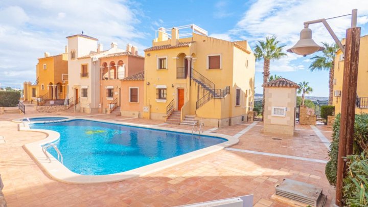 Villa mit 3 Schlafzimmern, 2 Bädern, Dachterrasse und Gemeinschaftspool im La Finca Golf Resort 