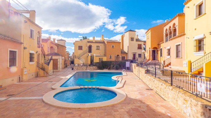 Villa mit 3 Schlafzimmern, 2 Bädern, Dachterrasse und Gemeinschaftspool im La Finca Golf Resort 