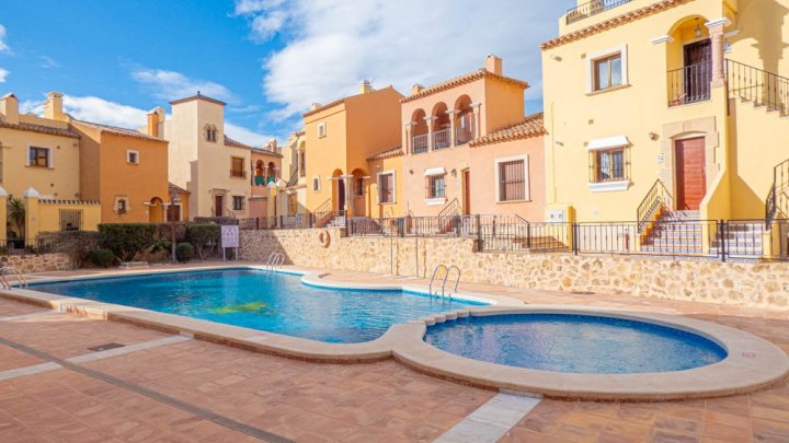 Villa mit 3 Schlafzimmern, 2 Bädern, Dachterrasse und Gemeinschaftspool im La Finca Golf Resort 