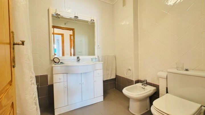 Appartement mit 4 Schlafzimmern und 2 Bädern in 1. Strandlinie