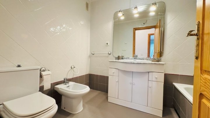 Appartement mit 4 Schlafzimmern und 2 Bädern in 1. Strandlinie