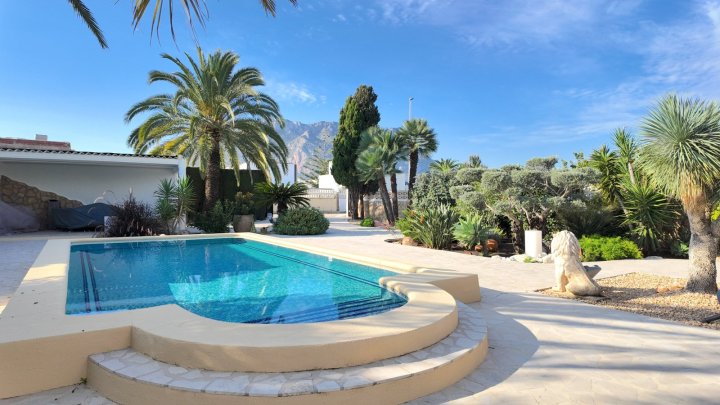 Top gepflegte Villa mit großem Eckgrundstück und separatem Turmappartement und vielen Extras