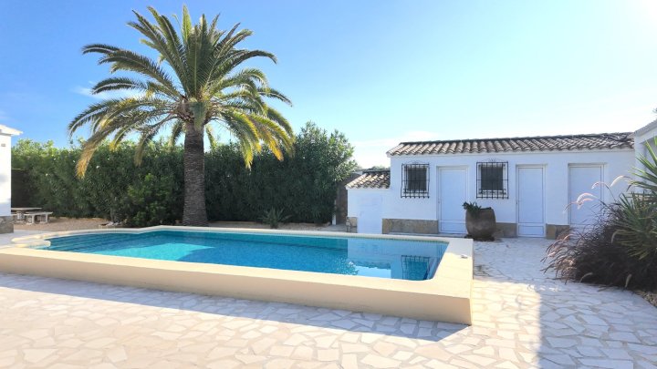 Top gepflegte Villa mit großem Eckgrundstück und separatem Turmappartement und vielen Extras