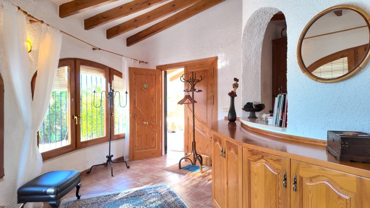 Top gepflegte Villa mit großem Eckgrundstück und separatem Turmappartement und vielen Extras