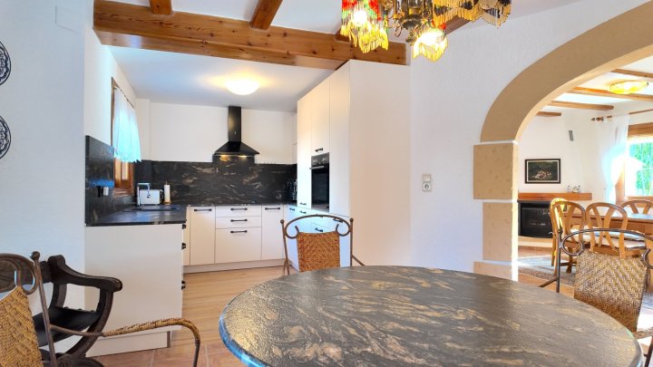 Top gepflegte Villa mit großem Eckgrundstück und separatem Turmappartement und vielen Extras