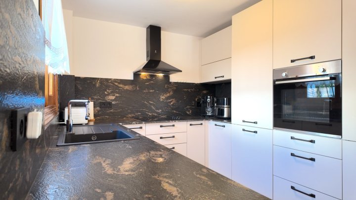 Top gepflegte Villa mit großem Eckgrundstück und separatem Turmappartement und vielen Extras