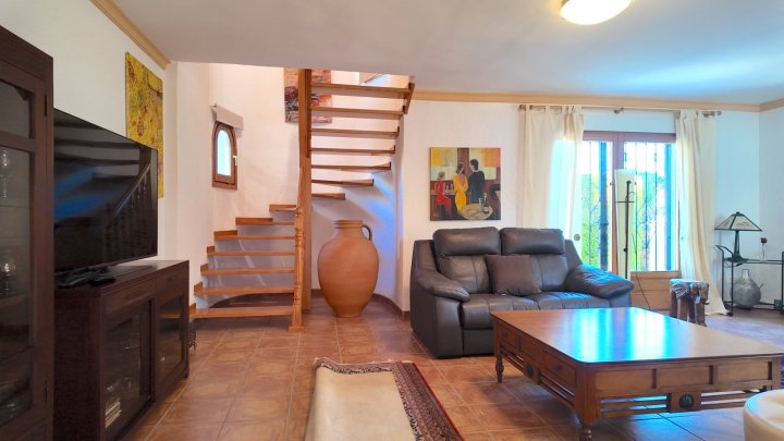 Top gepflegte Villa mit großem Eckgrundstück und separatem Turmappartement und vielen Extras