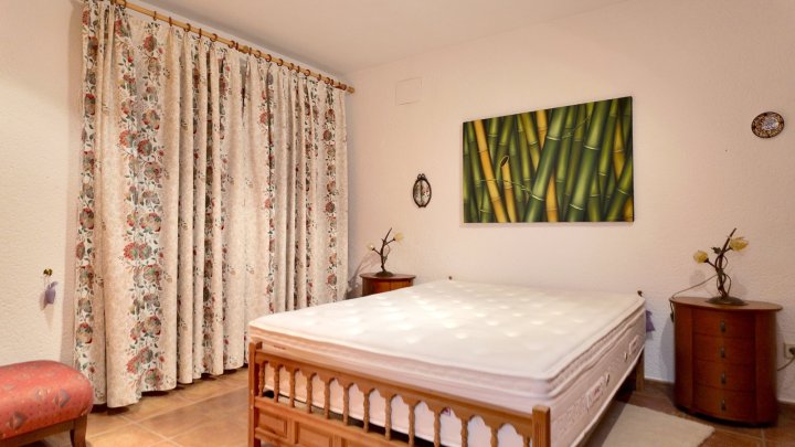 Top gepflegte Villa mit großem Eckgrundstück und separatem Turmappartement und vielen Extras