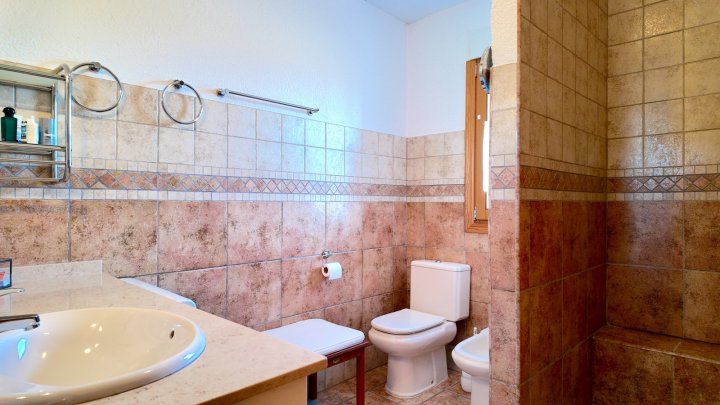 Top gepflegte Villa mit großem Eckgrundstück und separatem Turmappartement und vielen Extras